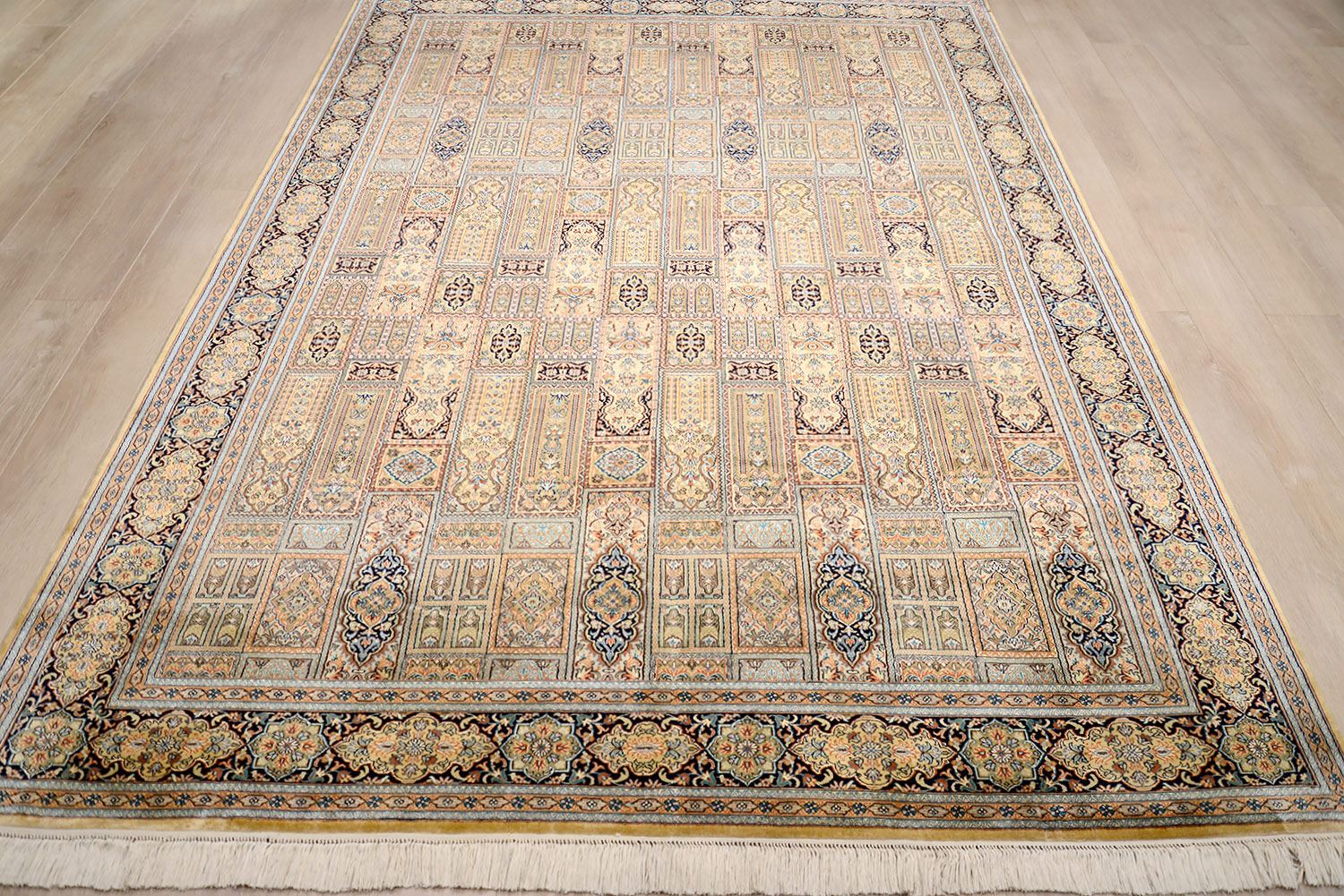 Индийский ковер HESHTI шелковый Прямоугольный 272x189cm фото крупным планом