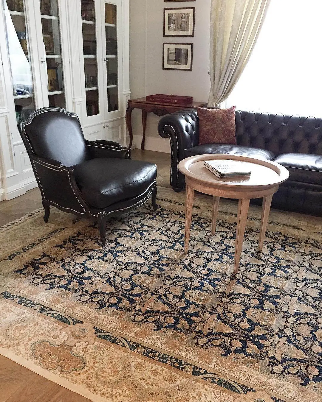Шелковый ковер Hereke в гостиной