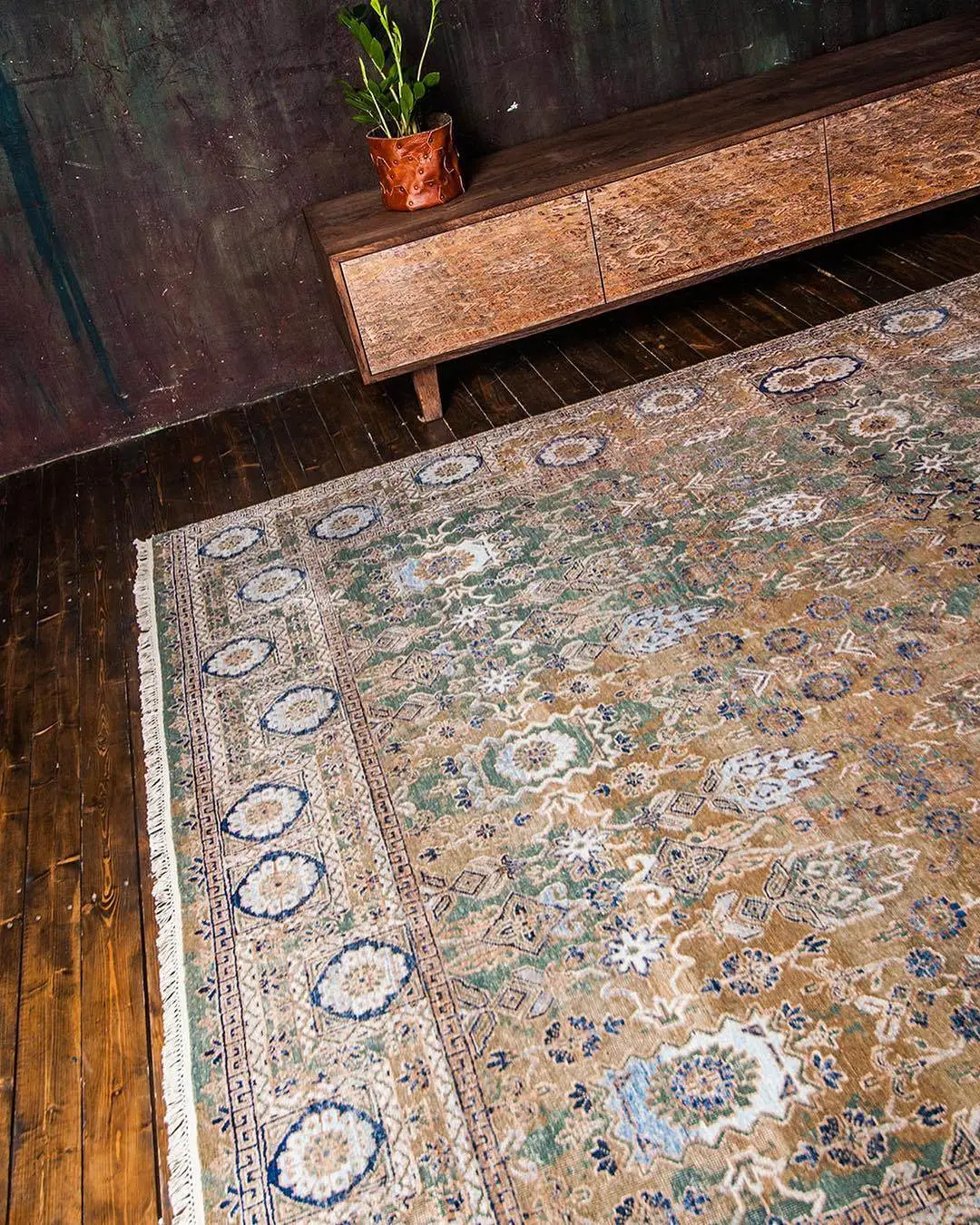 Дизайнерский ковер ARNO в брутальном интерьере