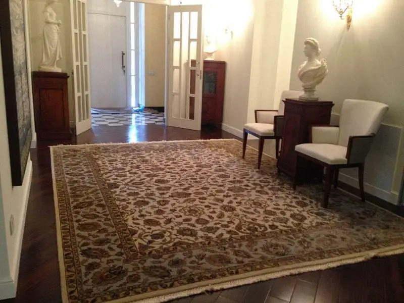 Классический индийский ковер в холле квартиры