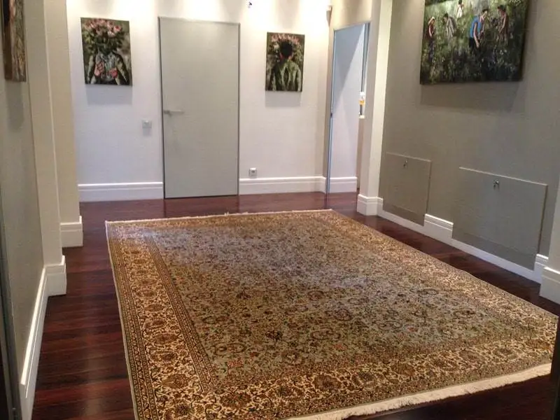 Классический ковер в интерьере прихожей