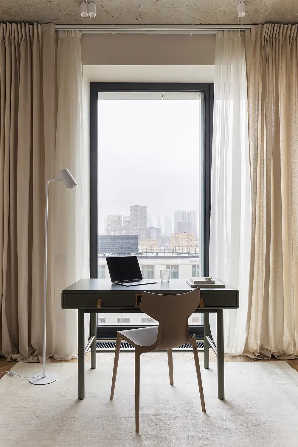 Мягкий однотонный ковер Chester в кабинете