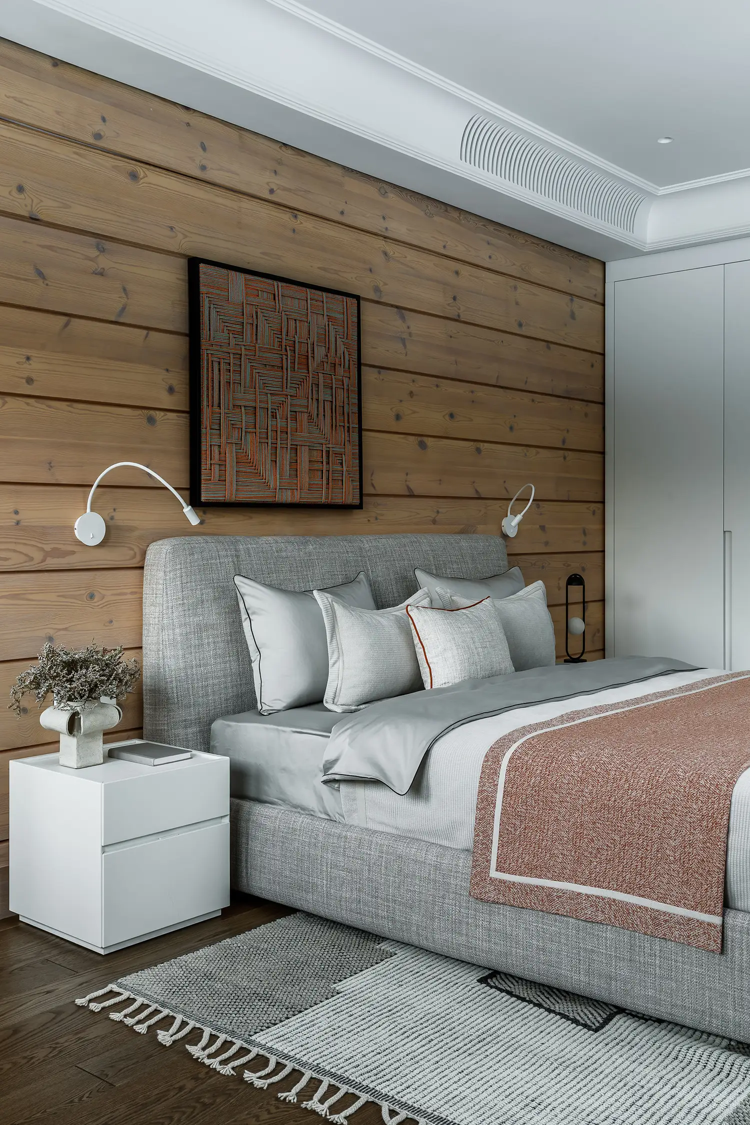 Брутальный ковер Tazart в интерьере спальни