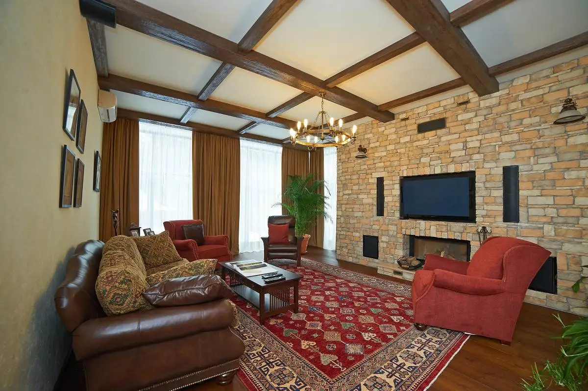 Большой классический индийский ковер в каминной зоне