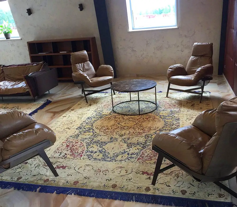 Винтажный ковер Бенгал в лобби отеля