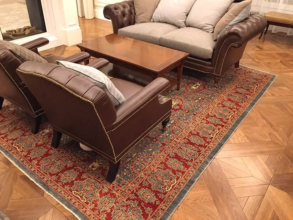 Классический ковер Saltani в гостиной