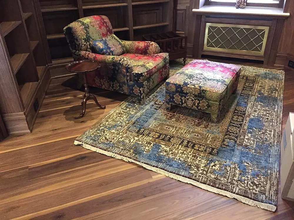 Дизайнерский ковер в библиотеке