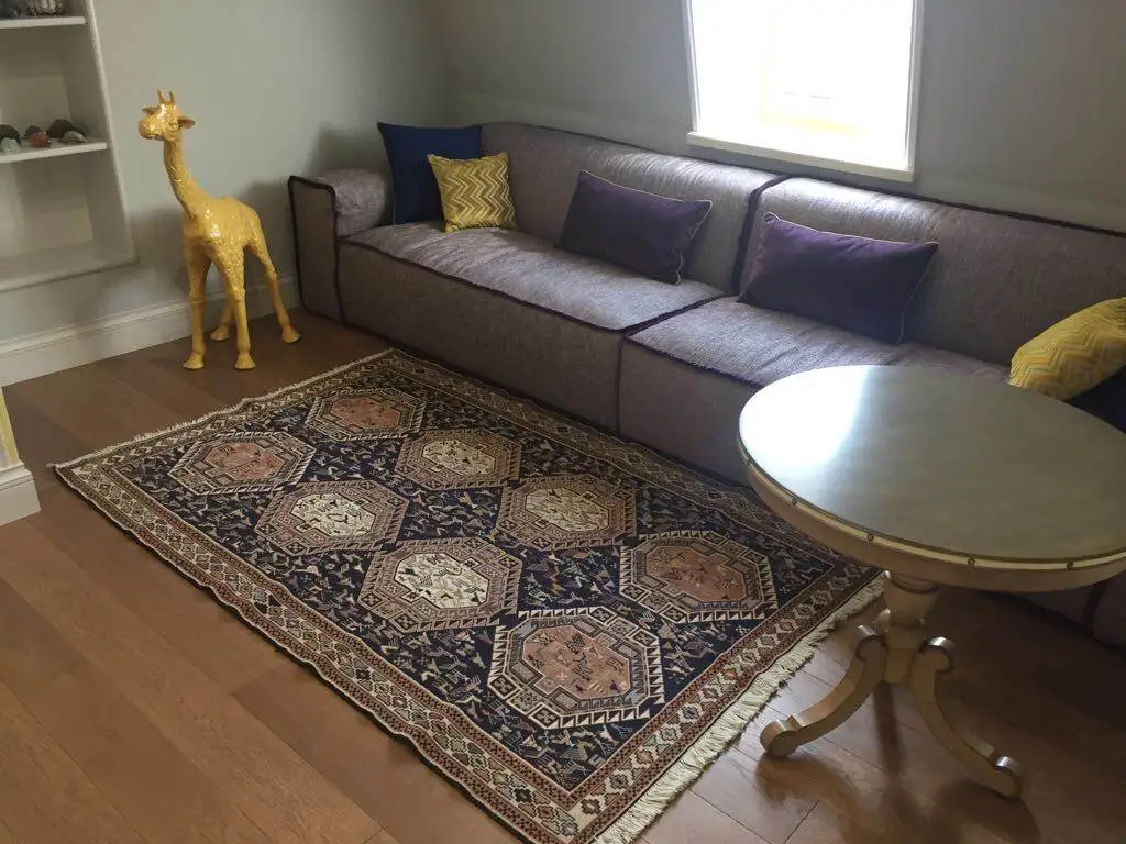 Маленький коврик в детской перед диваном