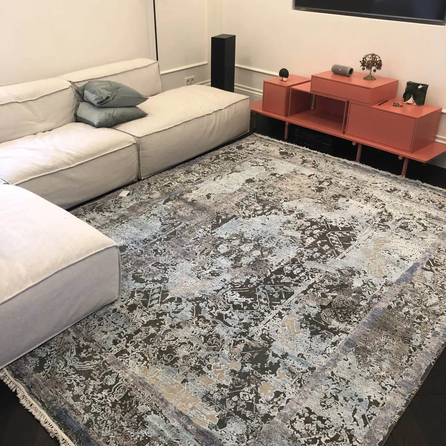 Урбанистический ковер ARNO в гостиной