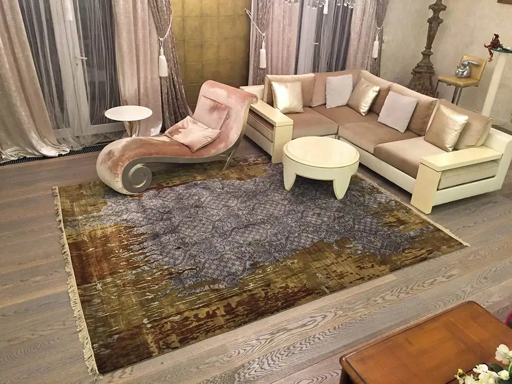 Дизайнерский ковер в гостиной