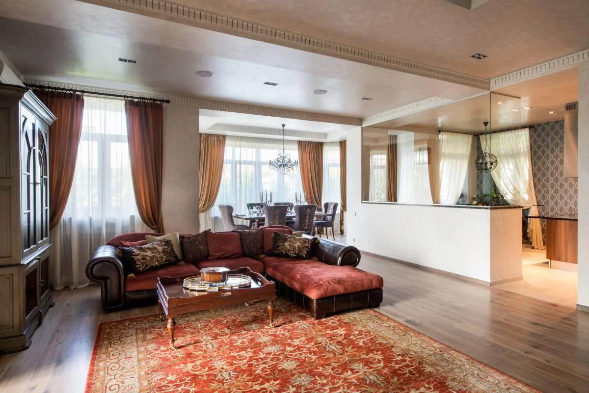 Пакистанский ковер Saltani в гостиной