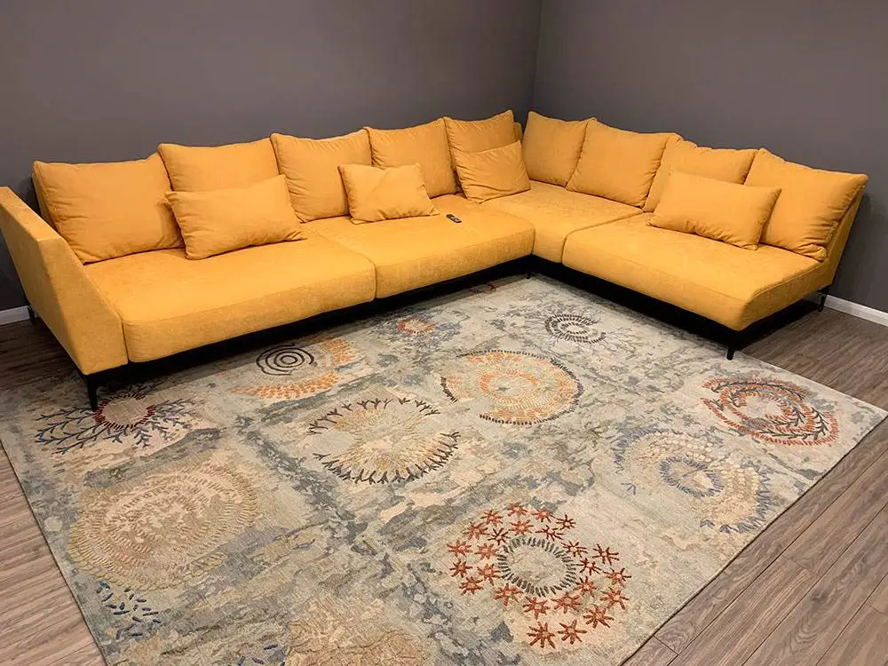 Авторский ковер Bohemian Rhapsody в гостиной