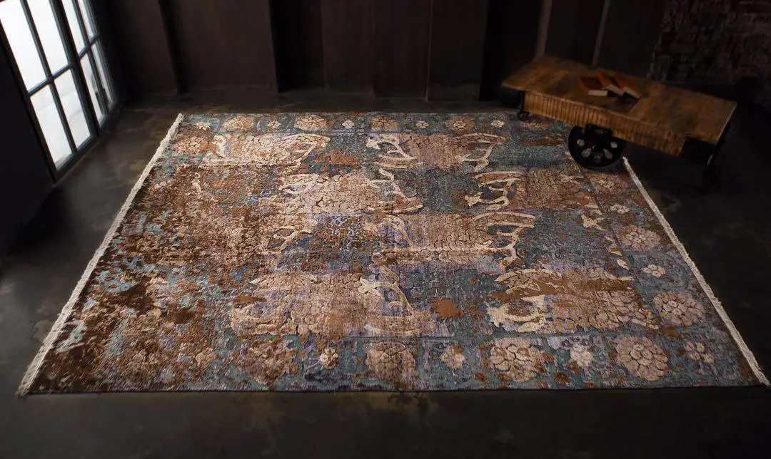 Ковер из шерсти и шелка ALDO создает невероятный акцент в лофте