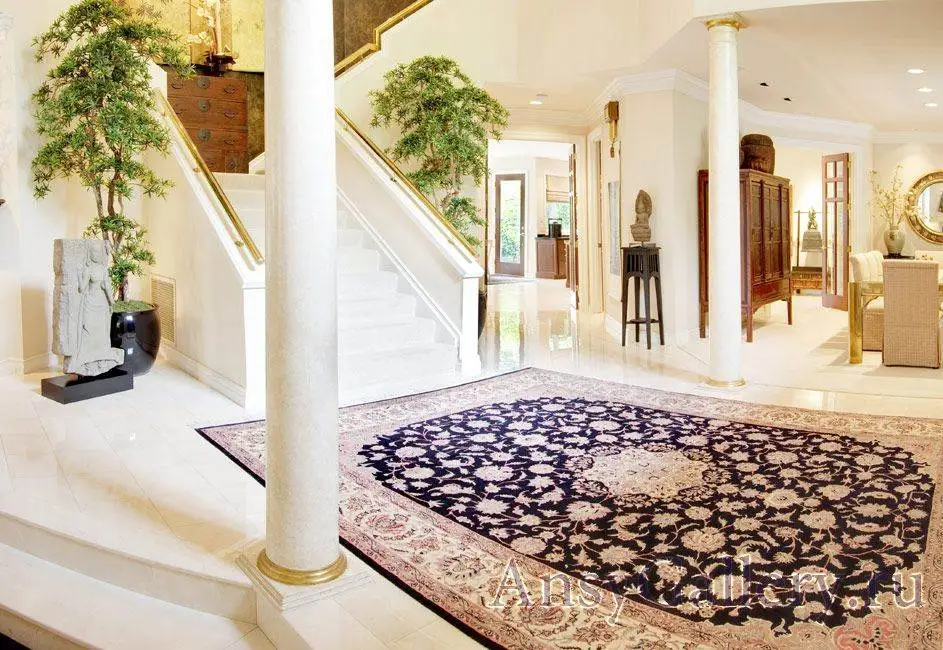 Большой индийский ковер в холле