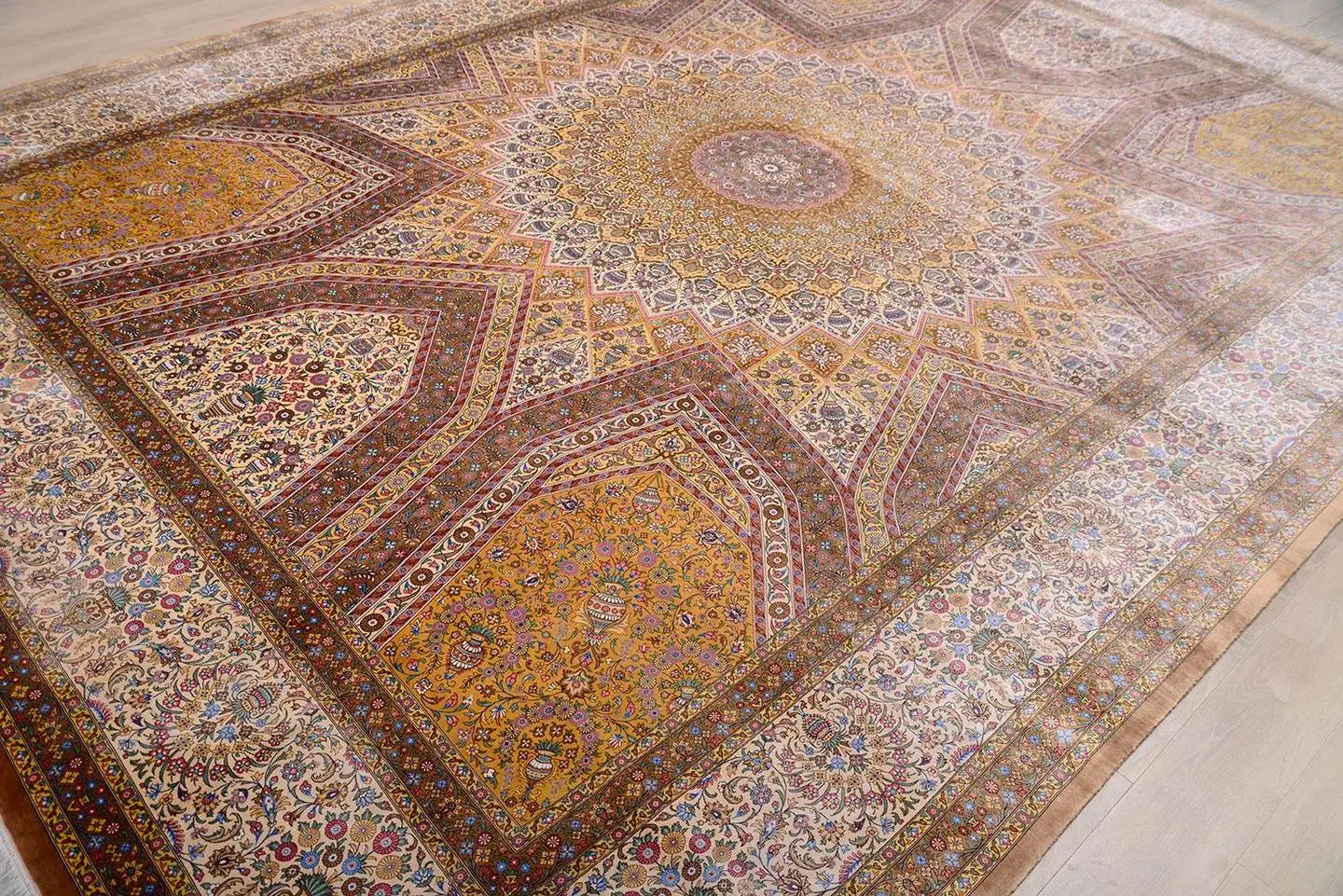 Иранский кум с исламским орнаментом Гомбад (перевернутый купол мечети)