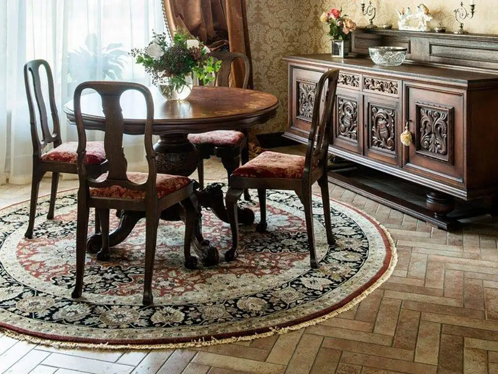 Круглый ковер из шерсти с классическим узором 