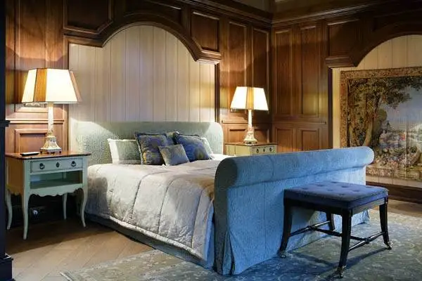 Ковер приглушенных оттенков в спальне