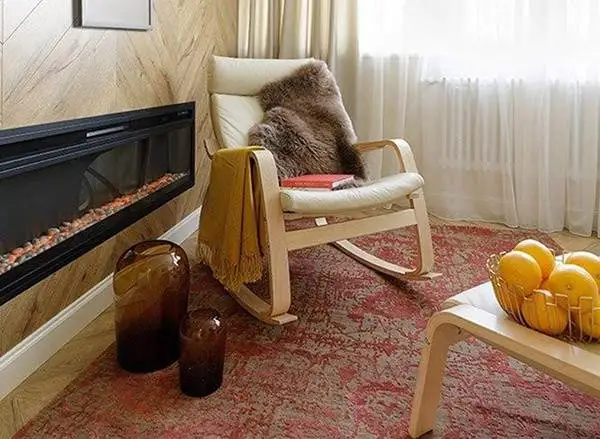 Схема 2: яркий контрастный ковер в сочетании с деревом