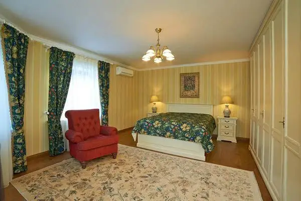 Светлый классический ковер гармонирует со светлой мебелью и темным полом