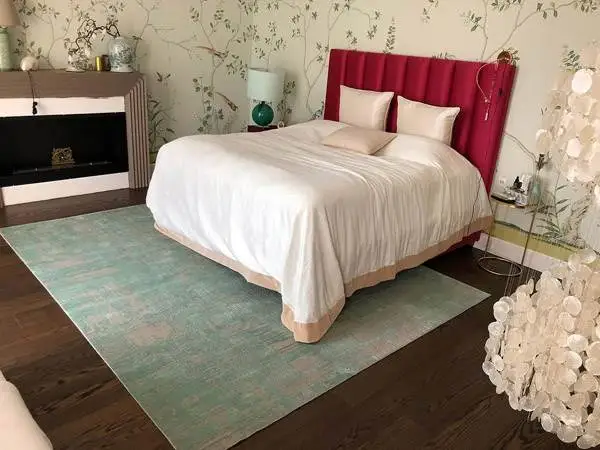 Двухцветный дизайнерский ковер в спальне