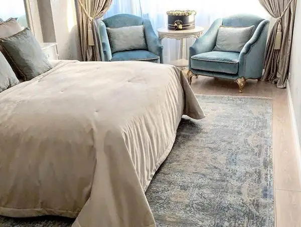 Двухцветный ковер в спальне