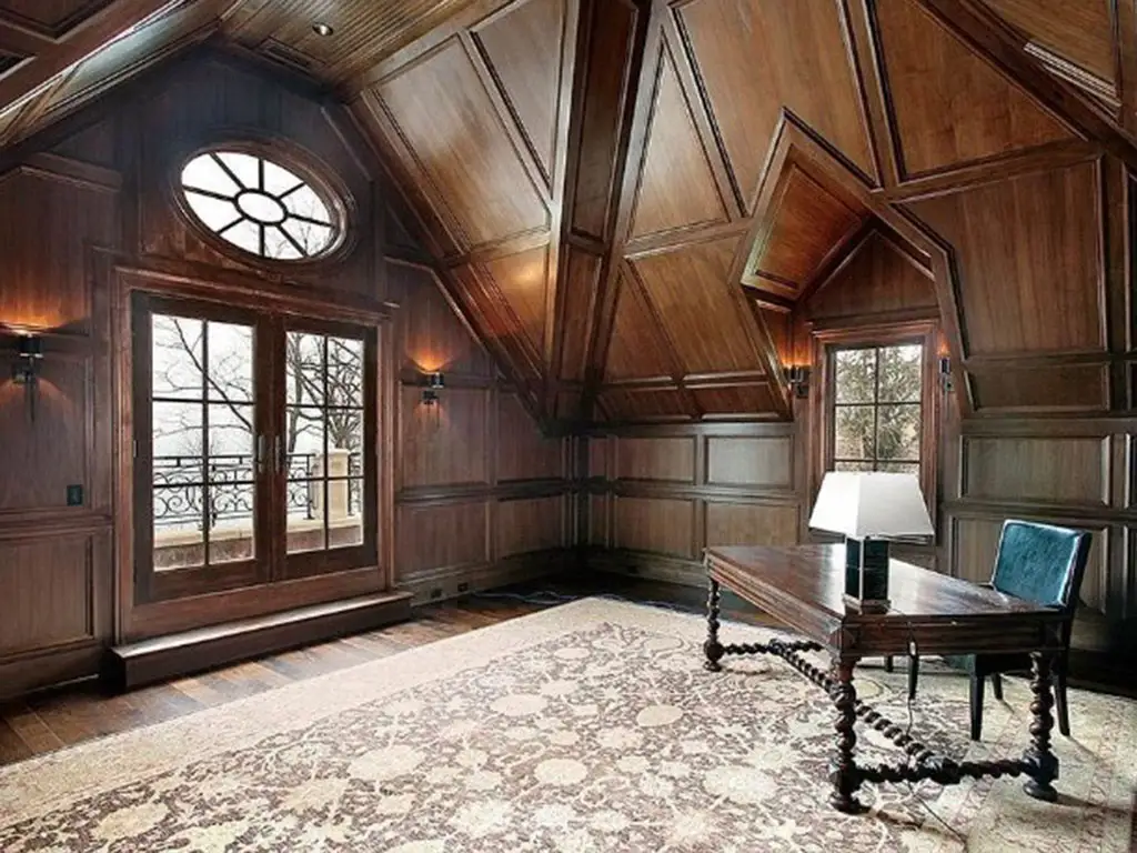 Индийский классический ковер в кабинете