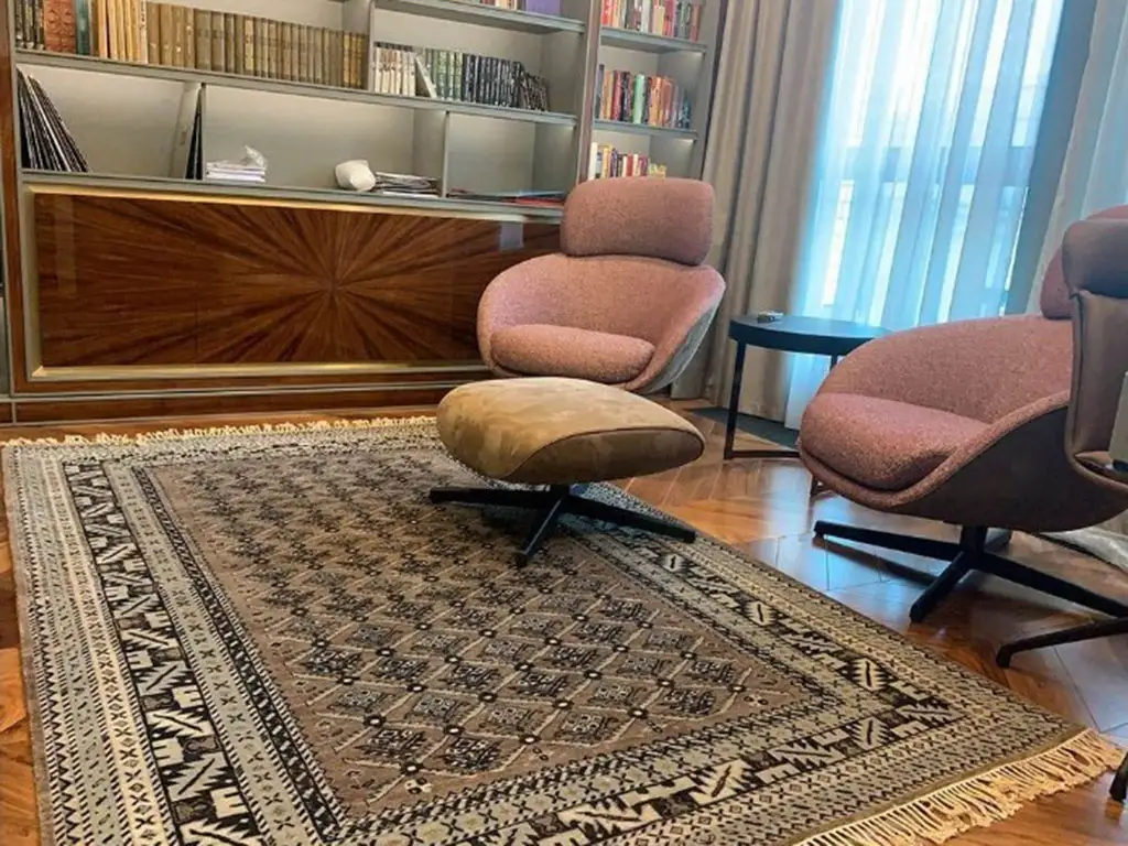 Ковер Shirvan в библиотеке 