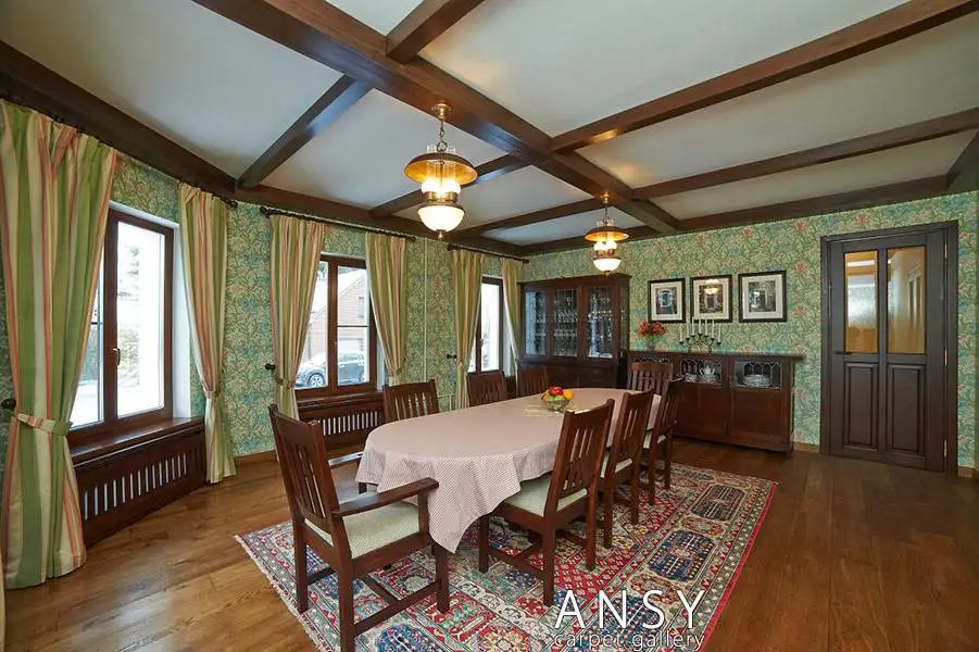 Орнаментальный ковер в столовой