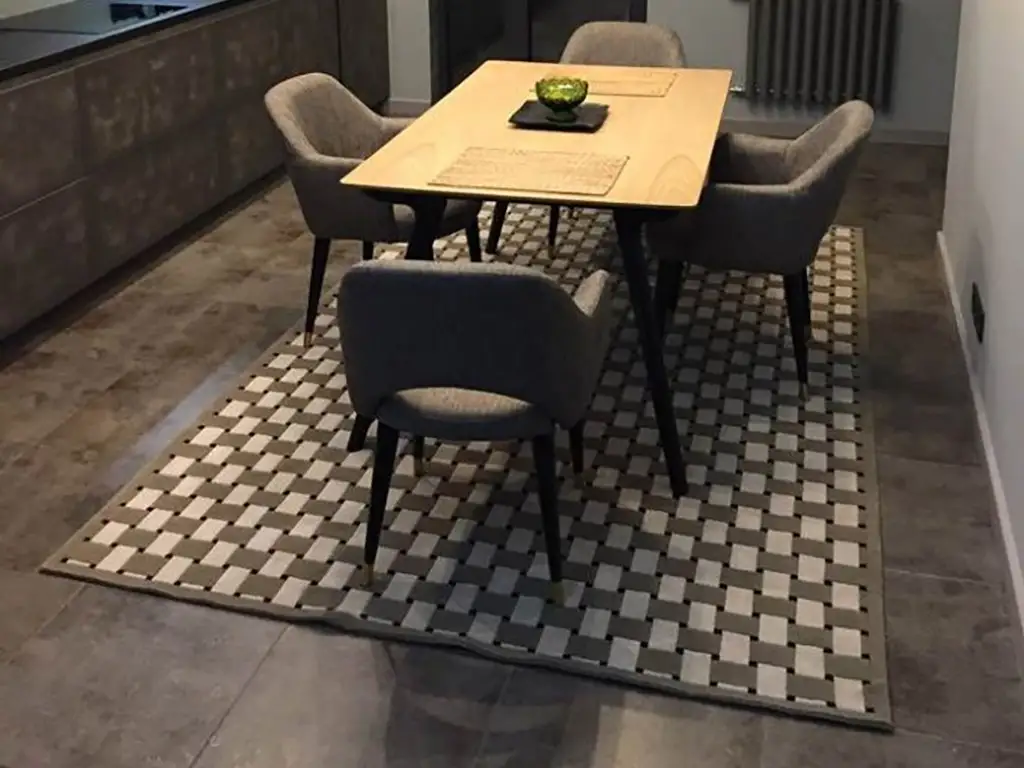 Эффектный ковер ручной работы с геометрическим орнаментом