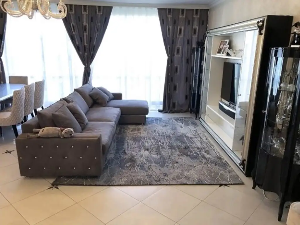 Дизайнерский ковер с растительным орнаментом в гостиной стиле ар-деко