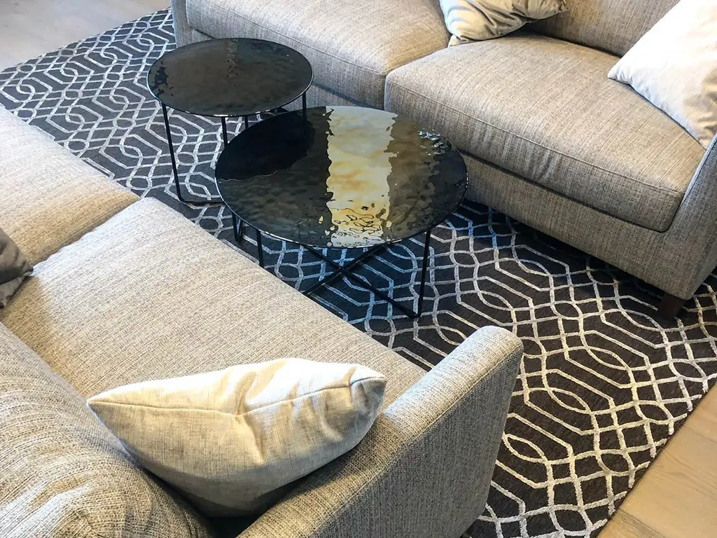 Ковер Salvino с геометрическим рисунком в гостиной