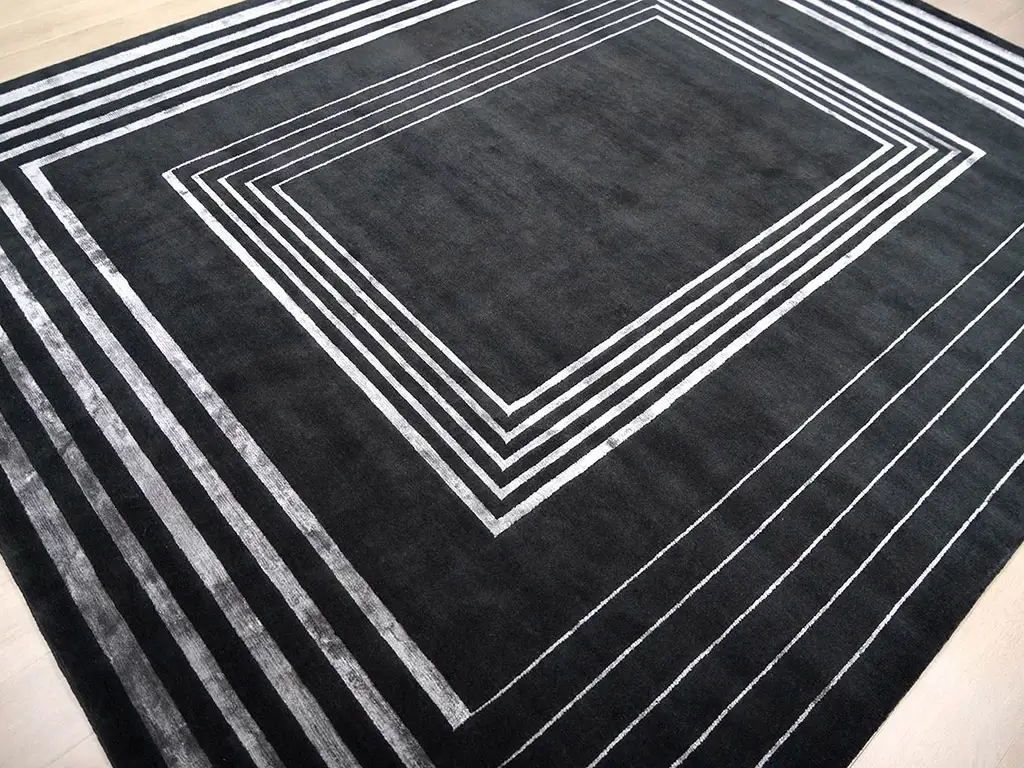 Элегантный ковер с геометрическим орнаментом