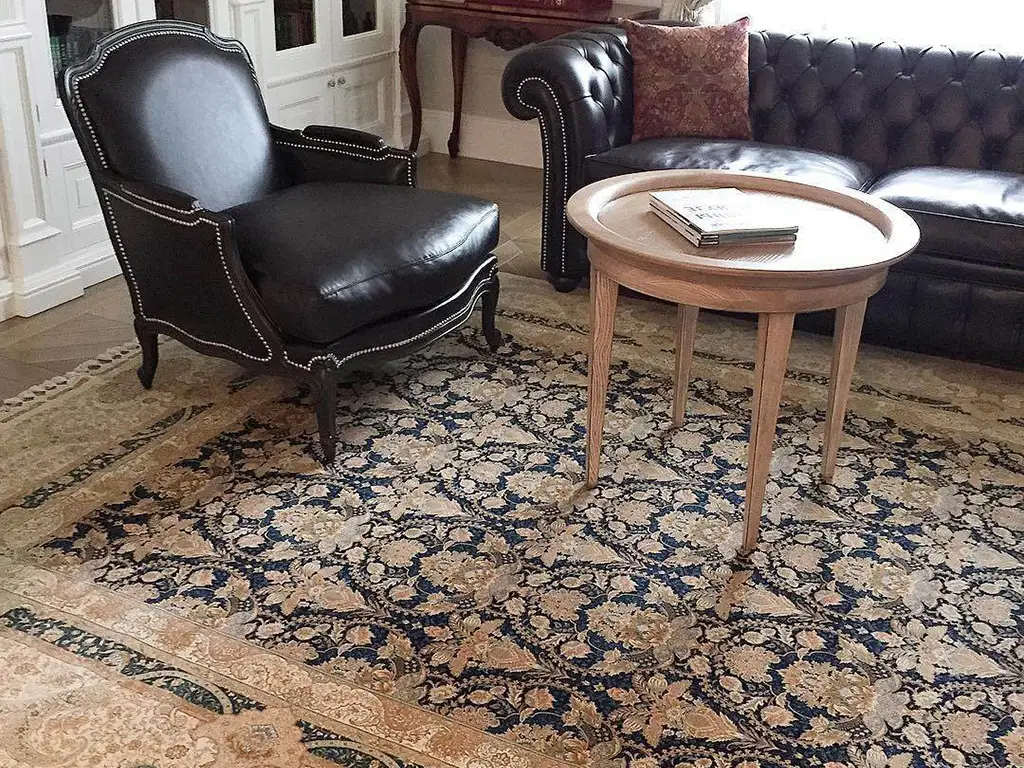 12. Шелковый ковер HEREKE в гостиной 