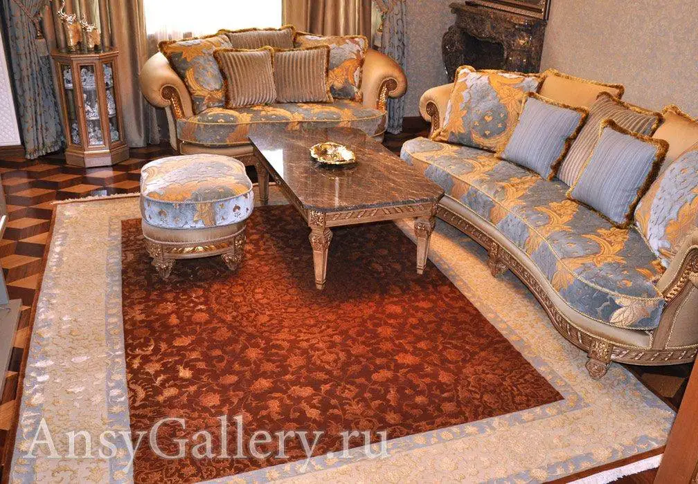 Ковер ручной работы в интерьере гостиной