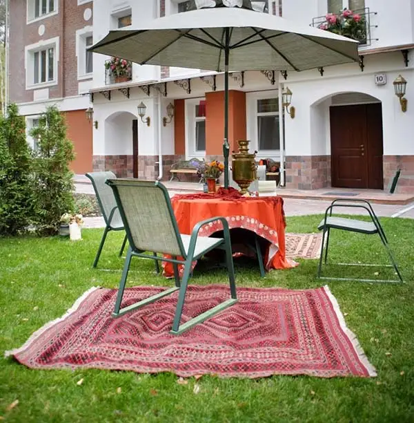 Ковер из шерсти не боится использования на улице