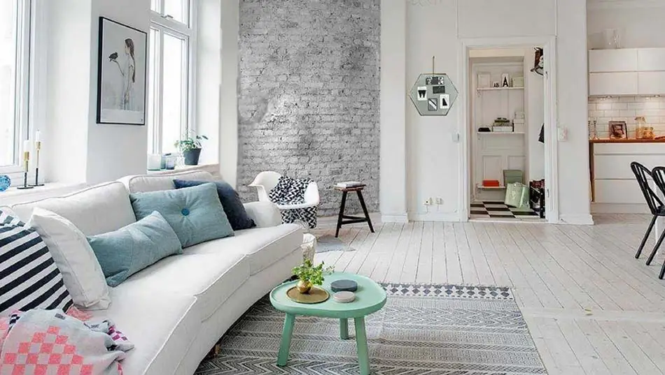 просторная гостиная с серым ковром возле дивана