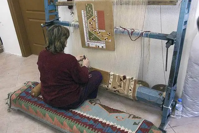 Процесс пряжи ковра