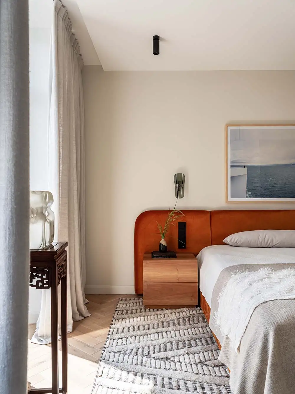 Шерстяной ковер Tazart в просторной спальне