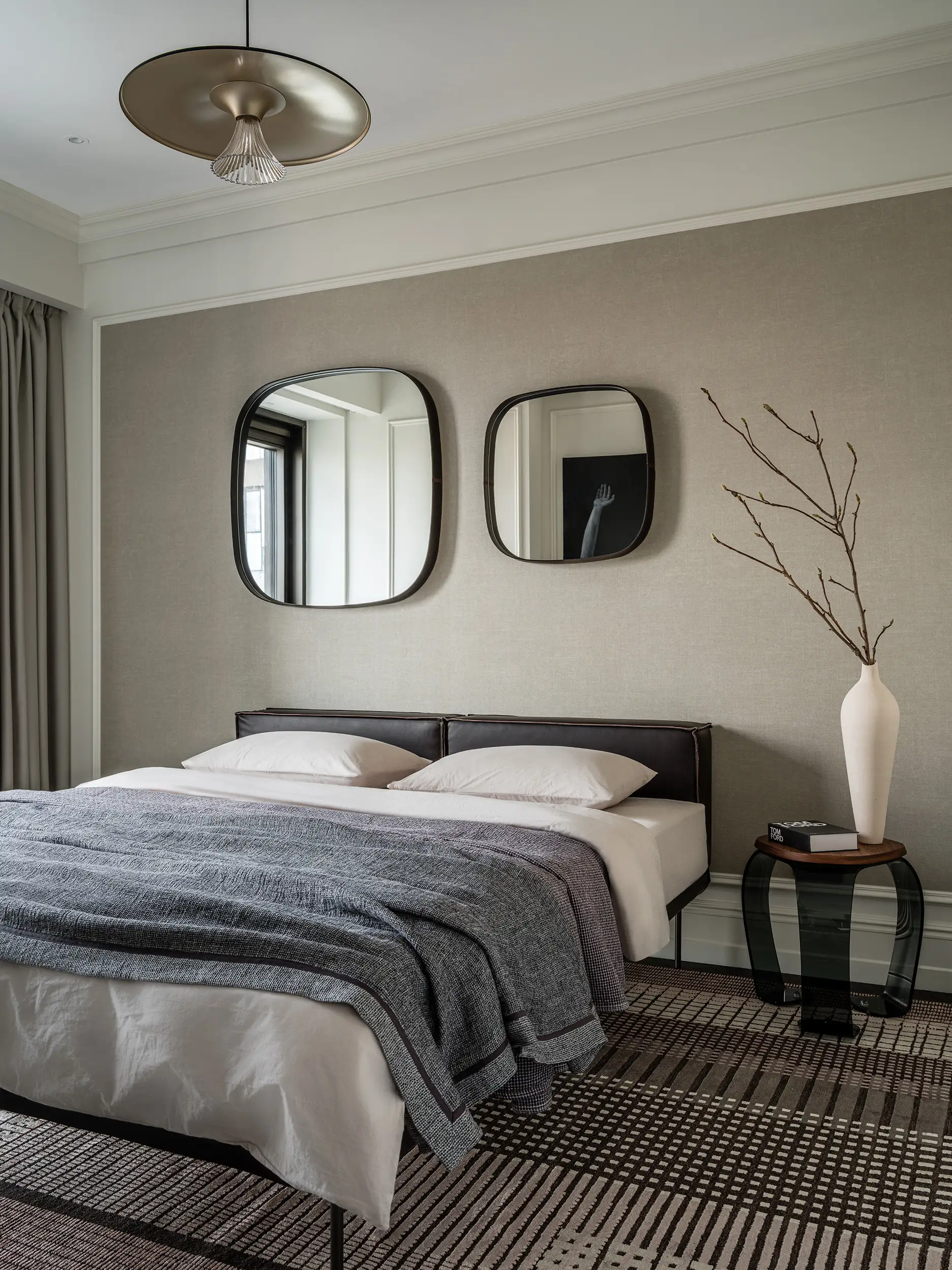 Брутальный ковер Bauhaus в  интерьере спальни