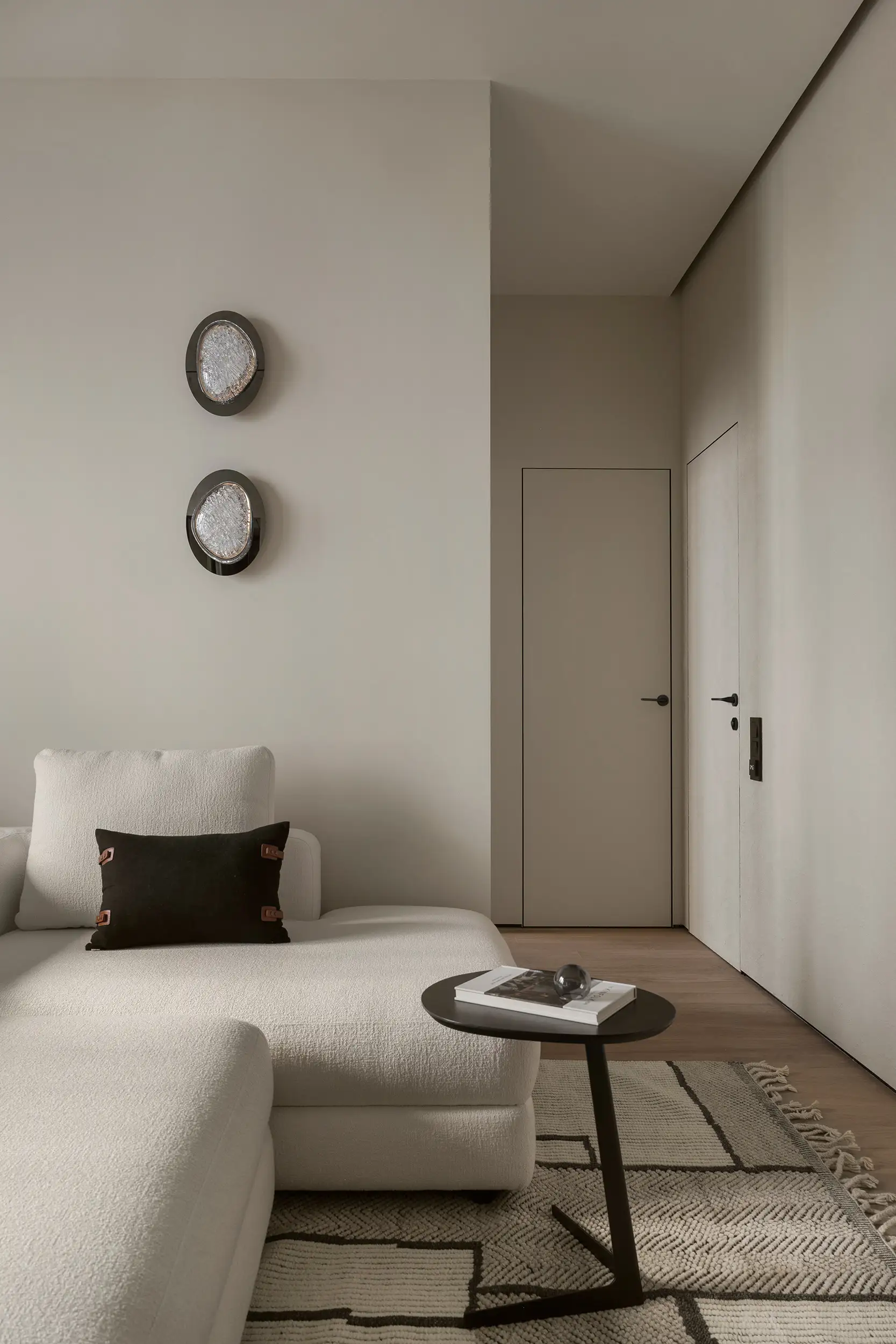 Графичный ковер Tazart в интерьере гостиной