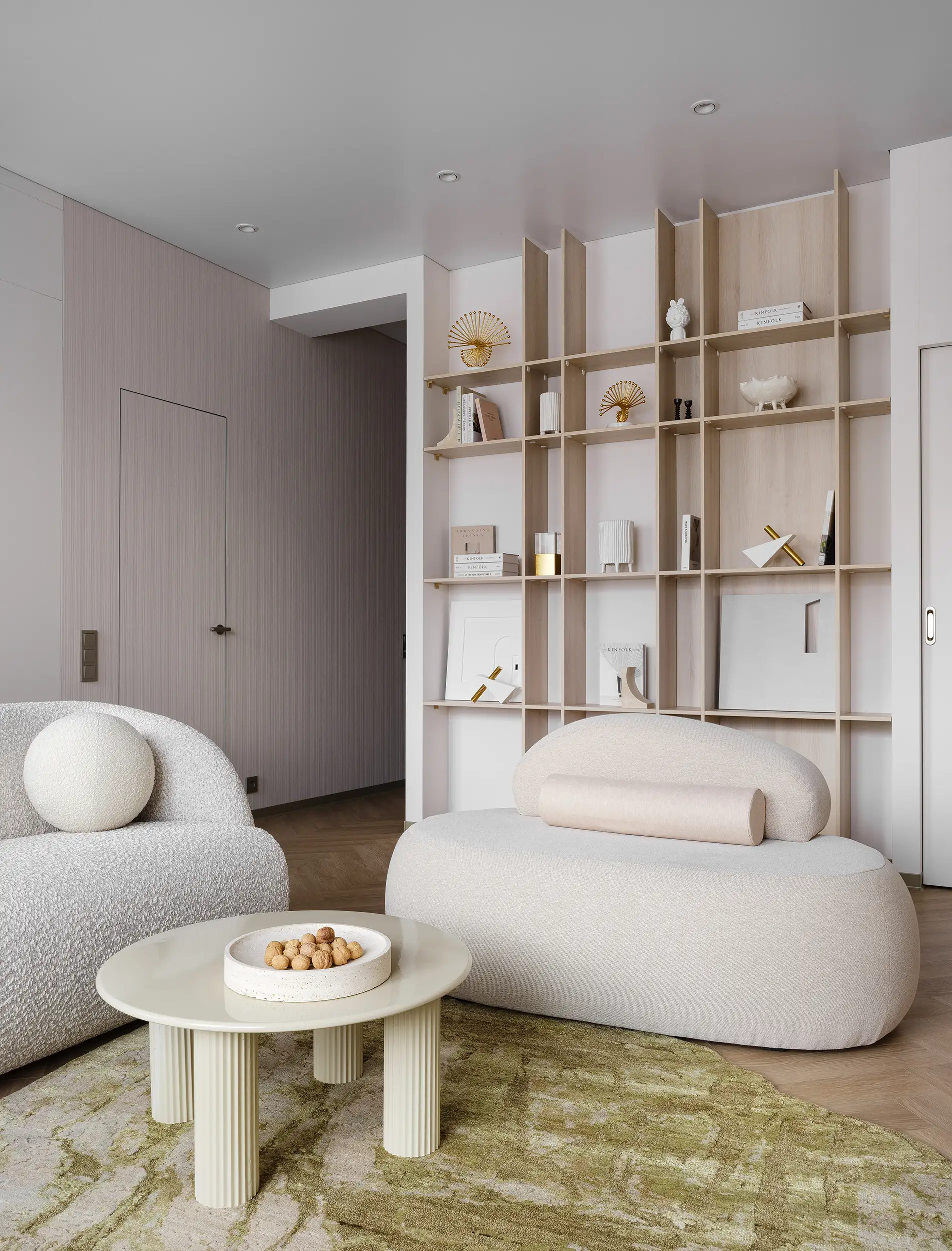 Изысканный ковер неправильной формы Moss в гостиной