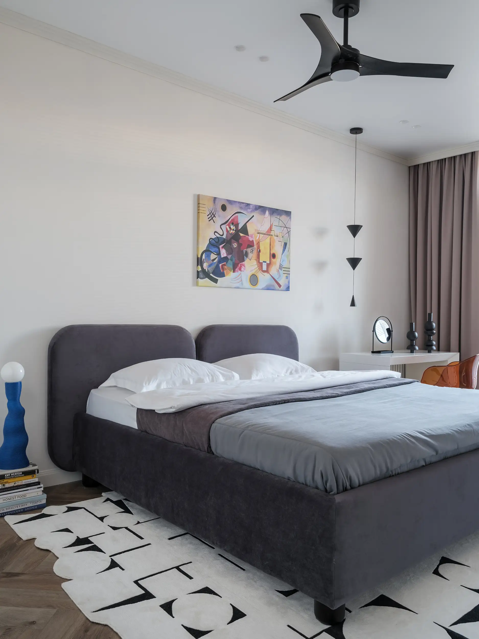 Геометричный ковер Play в интерьере спальни