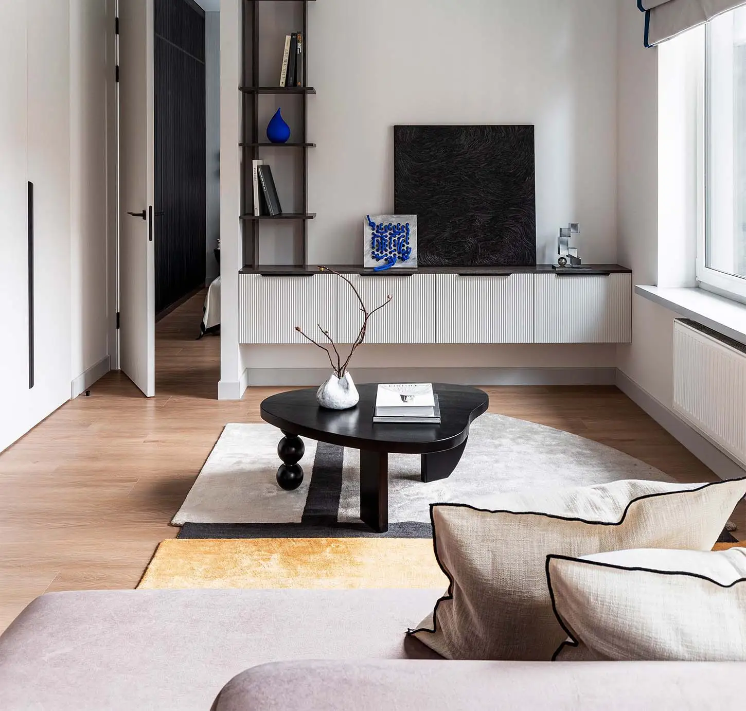 Ковер неправильной формы в гостиной